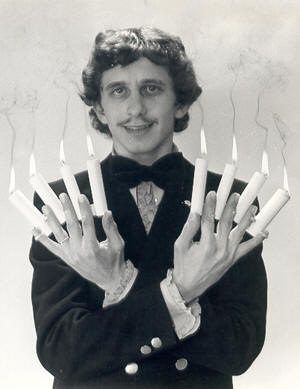 Zum Höhepunkt lässt Tony Rei 8 brennende Kerzen erscheinen. Magic Christian ist verblüfft !