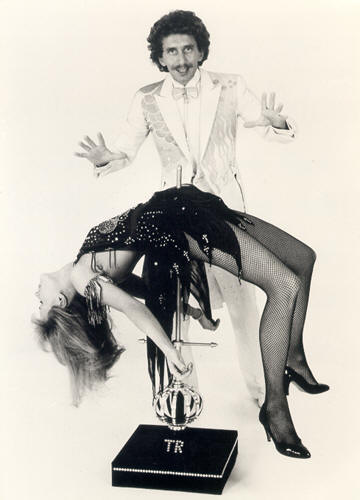 8. Ball der Magier. Tony Rei zeigt die "PIERCED ILLUSION" - 2 Jahre später hat auch David Copperfield sie in seinem Programm aufgenommen.