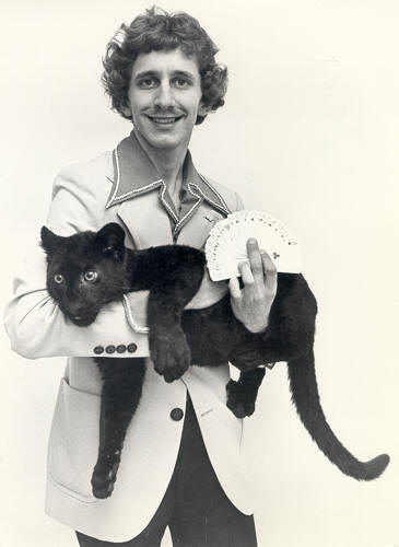 Tony Rei  lässt einen Panter erscheinen