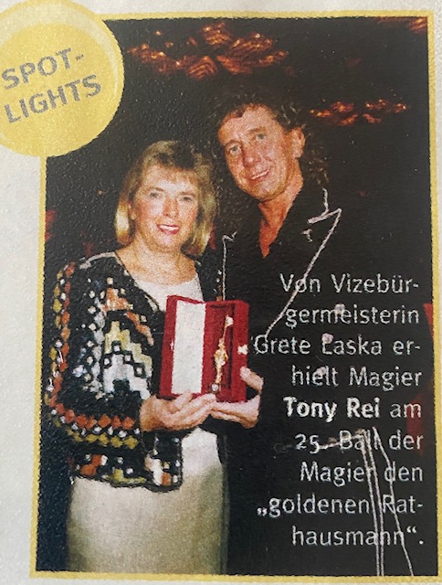 Tony Rei erhält den Golderner Rathausmann 