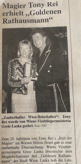 Tony Rei bekommt den goldenen Rathausmann von Grete Laska