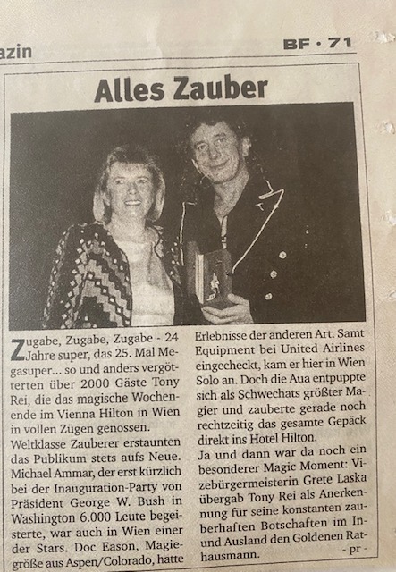 Grete Laska überreicht Tony Rei den goldenen Rathausmann